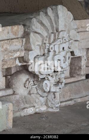 Stuckmasken von Cocijo, dem gott des Blitzes und des Regens im Tempel von Cocijo in den prähispanischen Zapotec Ruinen von Lambityeco im Tal von Oaxaca, Stockfoto