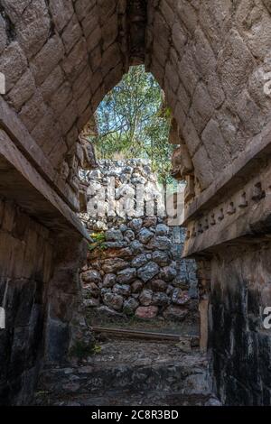 Der Palast oder El Palacio in den Ruinen der Maya-Stadt Labna sind Teil der prähispanischen Stadt Uxmal UNESCO-Weltkulturerbe-Zentrum in Yucatan, M Stockfoto