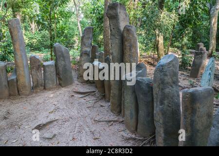 Natürliche Basaltsäulen aus den Olmec Ruinen von La Venta. Vorklassische Periode (700-400 v. Chr.). Diese Säulen wurden verwendet, um heilige und rituelle Bereiche zu trennen Stockfoto