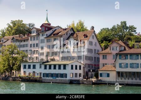 Zürich, Schweiz - 1. August 2019: Blick auf die historische schweizer Altstadt und die Limmat Stockfoto