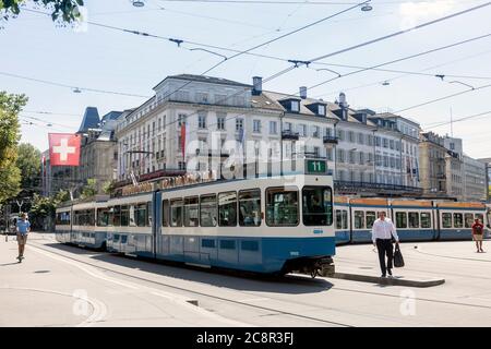 Zürich, Schweiz - 1. August 2019: Öffentliche Verkehrsmittel und Passanten auf den Straßen der Stadt Stockfoto