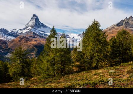 Atemberaubende Aussicht auf das Matterhorn, im Herbst vom Wanderweg in der Nähe von Findeln, über dem Dorf Zermatt, Schweiz im Wallier Stockfoto