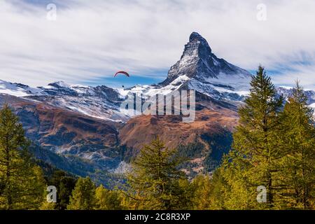 Paragliding in der Nähe des Matterhorns, von Findeln über dem Dorf Zermatt, Schweiz im Herbst. Stockfoto