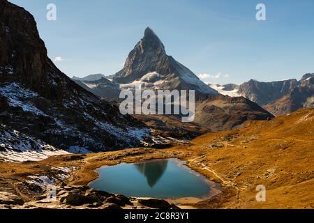 Matterhorn-Reflexion im Riffelsee über den Riffelseeweg-Pfad, in der Nähe des Gornergrat über dem Dorf Zermatt, Schweiz Stockfoto