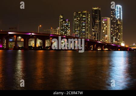 Panorama der Skyline von Miami mit städtischen Wolkenkratzern. Skyline von Miami. Stockfoto