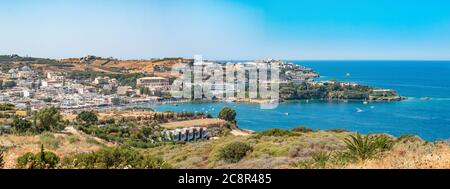 Agia Pelagia ist eine kleine Stadt mit einem wunderschönen Strand an der Bucht Aghia Pelaghia in der Nähe von Heraklion, Kreta, Griechenland. Panoramablick HD Agia Pelagia. Reisen und Urlaub Stockfoto