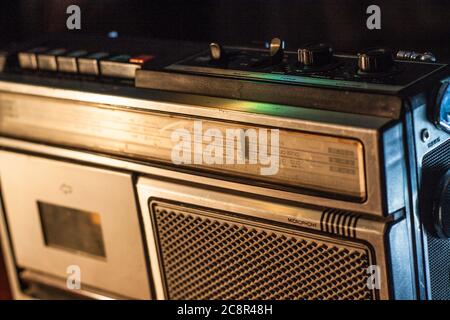 Tragbarer Radio-Kassettenspieler im Retro-Stil aus den 80er Jahren. Stockfoto