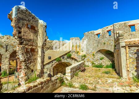 Alte Mauern der nie eroberten Festung Volterraio. Das Hotel liegt zwischen Portoferraio und Rio nell'Elba. Insel Elba, Toskana, Italien. Stockfoto