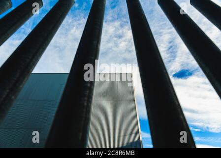 Vertikale Stahlstäbe, ein Zaun, der Gebäude von der Straße trennt und schützt. Stockfoto