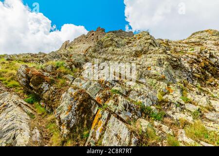 Blick von der Rückseite der Burg Volterraio gebaut 1284 auf einem Felsen auf 394m. Festung von Volterraio, Symbol der Insel Elba. Landschaft der Elba Berge Stockfoto