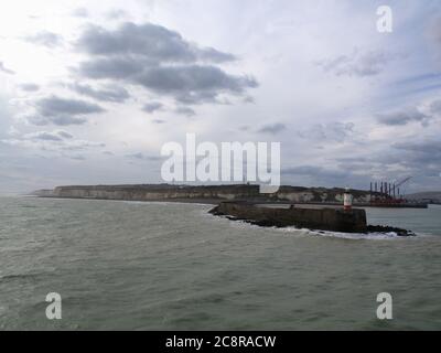 Leuchtturm am Ende der ths Hafenmauer im Hafen von Laboe, East Sussex, England, UK, von Bord aus die Sieben Schwestern Fähre nach Dieppe genommen Stockfoto