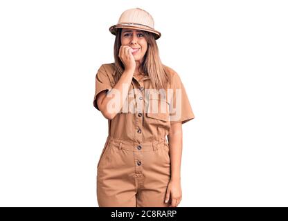 Junge schöne Frau trägt Explorer Hut suchen gestresst und nervös mit Händen auf Mund beißen Nägel. Angst Problem. Stockfoto