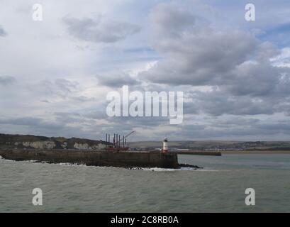 Leuchtturm am Ende der ths Hafenmauer im Hafen von Laboe, East Sussex, England, UK, von Bord aus die Sieben Schwestern Fähre nach Dieppe genommen Stockfoto