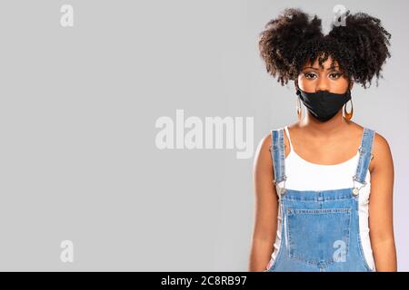 Brasilianischer Teenager trägt Gesichtsmaske falsch Stockfoto