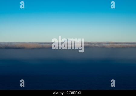 La Palma, Spanien. Juli 2020. Blick auf den Vulkan Teide auf Teneriffa mit einem Meer von Wolken von La Palma aus gesehen Quelle: Marcos del Mazo/Alamy Live News Stockfoto
