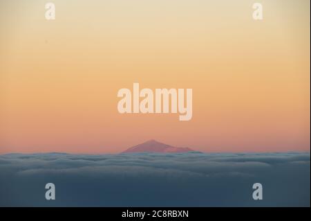 La Palma, Spanien. Juli 2020. Blick auf den Vulkan Teide auf Teneriffa gesehen mit einem Meer von Wolken von La Palma Insel während des Sonnenuntergangs Quelle: Marcos del Mazo/Alamy Live News Stockfoto