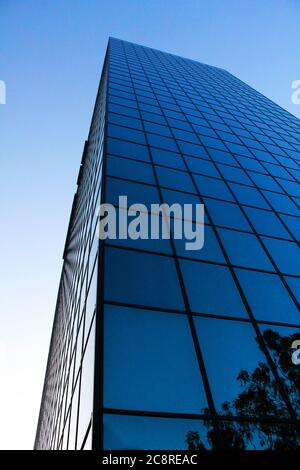 Niedrigen Winkel Ansicht eines Glas-Gebäudes Stockfoto