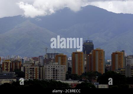 Valencia, Carabobo, Venezuela. Juli 2020. Juli 26, 2020. So sieht die Stadt Valencia, Venezuela, Minuten vor dem Tropensturm Gonzalo aus. Foto: Juan Carlos Hernandez. Quelle: Juan Carlos Hernandez/ZUMA Wire/Alamy Live News Stockfoto