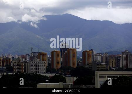 Valencia, Carabobo, Venezuela. Juli 2020. Juli 26, 2020. So sieht die Stadt Valencia, Venezuela, Minuten vor dem Tropensturm Gonzalo aus. Foto: Juan Carlos Hernandez. Quelle: Juan Carlos Hernandez/ZUMA Wire/Alamy Live News Stockfoto