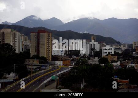 Valencia, Carabobo, Venezuela. Juli 2020. Juli 26, 2020. So sieht die Stadt Valencia, Venezuela, Minuten vor dem Tropensturm Gonzalo aus. Foto: Juan Carlos Hernandez. Quelle: Juan Carlos Hernandez/ZUMA Wire/Alamy Live News Stockfoto