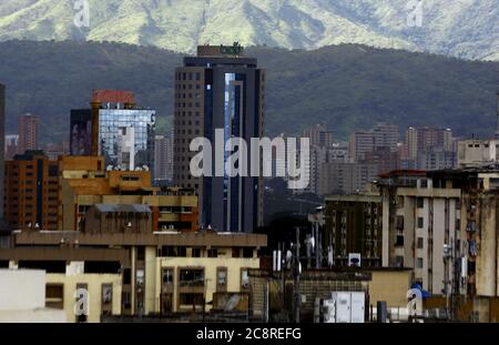 Valencia, Carabobo, Venezuela. Juli 2020. Juli 26, 2020. So sieht die Stadt Valencia, Venezuela, Minuten vor dem Tropensturm Gonzalo aus. Foto: Juan Carlos Hernandez. Quelle: Juan Carlos Hernandez/ZUMA Wire/Alamy Live News Stockfoto