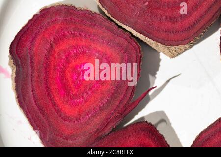Rote Bete Querschnitte, natürliche rote Farbe Stockfoto