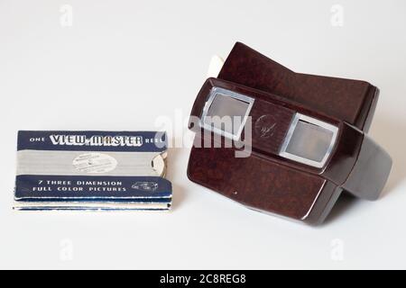 ViewMaster (oder View-Master) Modell E Bakelite 3D Dia Film Reel Viewer aus den 1950er/60er Jahren mit kodachrome Film Reels Stockfoto