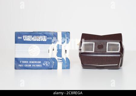 ViewMaster (oder View-Master) Modell E Bakelite 3D Dia Film Reel Viewer aus den 1950er/60er Jahren mit kodachrome Film Reels Stockfoto