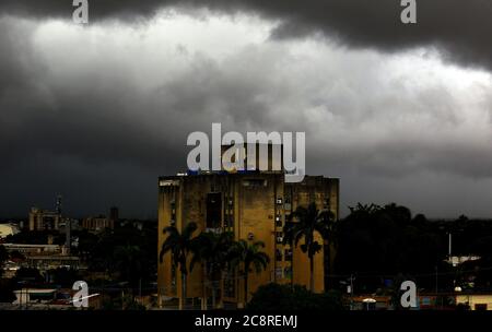 Valencia, Carabobo, Venezuela. Juli 2020. Juli 26, 2020. So sieht die Stadt Valencia, Venezuela während der Passage des tropischen Sturms Gonzalo aus. Foto: Juan Carlos Hernandez. Quelle: Juan Carlos Hernandez/ZUMA Wire/Alamy Live News Stockfoto