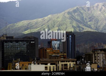 Valencia, Carabobo, Venezuela. Juli 2020. Juli 26, 2020. So sieht die Stadt Valencia, Venezuela, Minuten vor dem Tropensturm Gonzalo aus. Foto: Juan Carlos Hernandez. Quelle: Juan Carlos Hernandez/ZUMA Wire/Alamy Live News Stockfoto