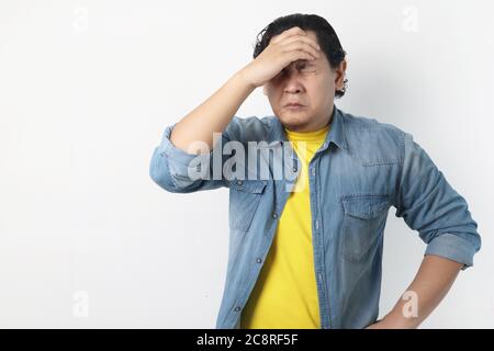 Foto-Bild von lustigen asiatischen Mann weinend schließen seine Augen, traurig Depression Frustration hoffnungslosen Ausdruck Stockfoto