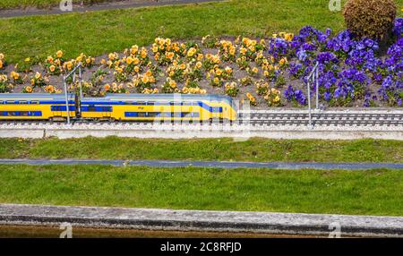 Madurodam, ein ganzes Land im Kleinformat, ist eine der wichtigsten Touristenattraktionen in Den Haag (oder Den Haag), in Südholland, Niederlande. Nachbildung für den Zug. Stockfoto