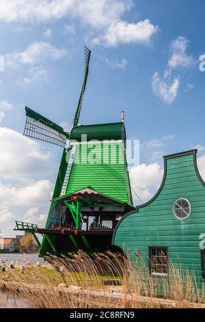 Funktionierende Windmühlen im Zaanse Schans Park und Museum in Nordholland, Niederlande. Dieser Park ist ein nationales Bemühen, Hollands Geschichte zu bewahren. Stockfoto