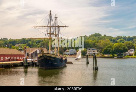 Mystic, Connecticut - 20. Juni 2020: Mystic Seaport, im Freien nachempfundenen Dorf des 19. Jahrhunderts und lehrreiches maritimes Museum in Mystic, Connecticut. Aa Stockfoto