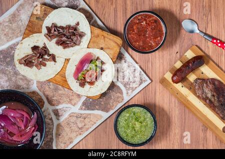 Carne Asada, mexikanischer Grill, Tacos von Rindfleisch mit hausgemachten Salsas Stockfoto