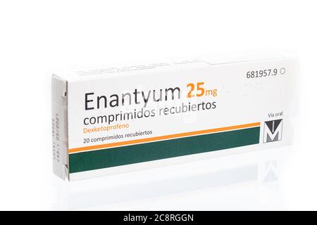 Huelva, Spanien - 23. Juli 2020: Dexketoprofen Marke Enantyum aus dem Labor Menarini. Dexketoprofen ist ein nichtsteroidales entzündungshemmendes Medikament (NSAID). Stockfoto