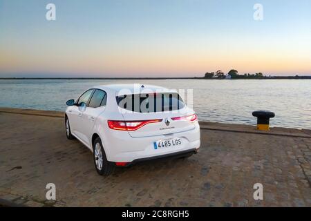 Huelva, Spanien - 23. Juli 2020: Blick auf einen Renault Megane in der Pier von Huelva bei Sonnenuntergang Stockfoto