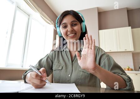 Glücklich indischen Online-Lehrer Blick auf Webcam Video Anruf Fernunterricht. Stockfoto
