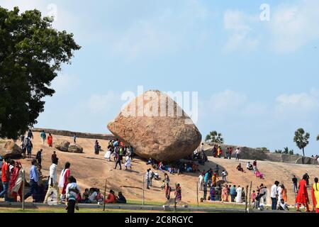 Krishnas Butterball, den riesigen natürlichen ausgleichende Felsen in Mahabalipuram, Tamil Nadu, Indien Stockfoto