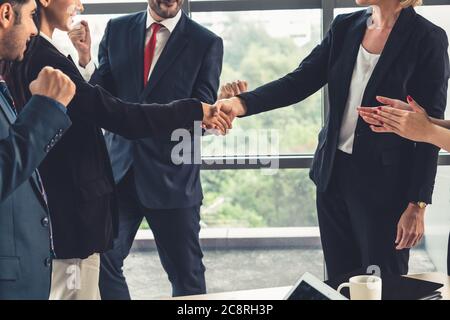 Geschäftsleute Handshake in Firmenbüros Stockfoto