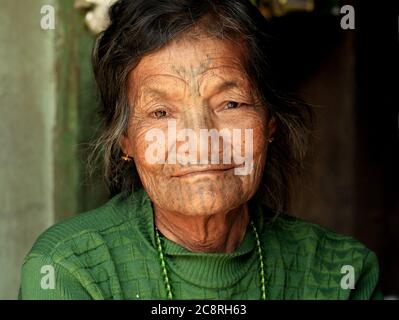 Alte Chin Muun Stammesfrau ('Spider Woman') mit traditionellen Gesichts-Tattoo. Stockfoto