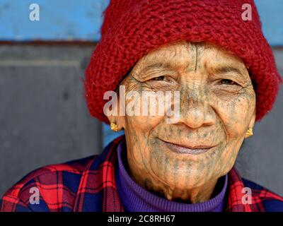 Alte Chin Muun Stammesfrau ('Spider Woman') mit traditionellen Gesichts-Tattoo. Stockfoto