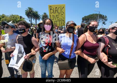 Los Angeles, Kalifornien, USA. Februar 2020. Demonstranten versammeln sich vor dem Federal Building während eines Protestes zur Unterstützung der zweimonatigen Protestbewegung der Polizei in Portland, Oregon, am Sonntag, den 26. Juli 2020 in Los Angeles. Kredit: Ringo Chiu/ZUMA Wire/Alamy Live Nachrichten Stockfoto