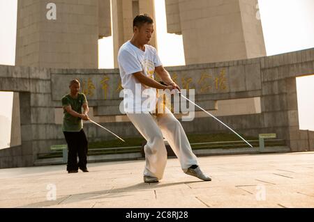 Tai Chi Übungen am Denkmal für die Helden des Volkes am Ufer des Bund von Shanghai früh am Morgen. Stockfoto