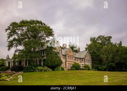 Bristol, Rhode Island - 3. Juli 2020: Historisches Blithewold Mansion, Gardens & Arboretum. Weitläufige Anlage und Garten. Stockfoto