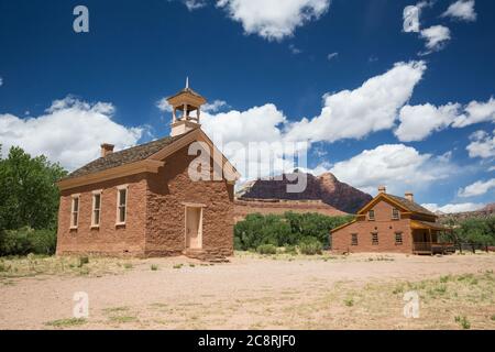 Ein Geisterstadt Schulgebäude und großes Haus in Originalzustand in einer Geisterstadt im Süden von Utah restauriert. Stockfoto