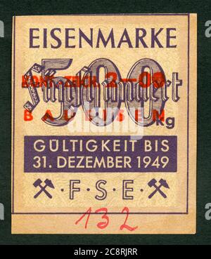 Europa, Deutschland, 2. Weltkrieg, Nachkriegszeit, Bezugskarte für 500 kg Eisen , sogenannte Eisenmarke, Gültigkeit bis 31. Dezember 1949 , Größe 5 cm x 5,5 cm , mit einem roten Überdruck, Rechte werden nicht vertreten . / Europa, Deutschland, zweiter Weltkrieg, Nachkriegszeit, Rationskarte für fünfhundert Kilogramm Eisen, sogenannte Eisenkarte, gültig bis 31. Dezember 1949, Größe 5 cm x 5,5 cm, mit einem roten Überdruck, gibt es keine Rechte. Stockfoto