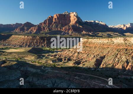 Die Sonne geht über der Skyline des Zion National Park mit seinen vielen roten Felsen und Monumenten unter. Stockfoto