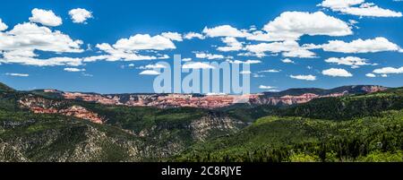 Cedar bricht Panorama-Composite aus drei Bildern in hohe Auflösung breiten Aufnahme von roten Felsen Klippen. Stockfoto