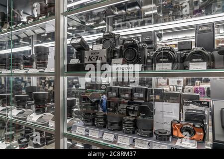 Krasnojarsk, Russland, 20. Juni 2020: Pentax K1 ii Kameras und Fotoobjektive auf der Theke eines Fotoladens Stockfoto